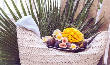 Çeşitli meyve bir tabak, dilimlenmiş mango.