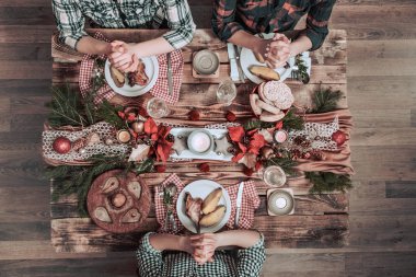 Arkadaşları birlikte yeme ve içme elleri düz-Lay. Üst görünüm