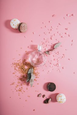 Yaratıcı düz parfüm şişesi üst görünümü pastel m kadar mock yatıyordu