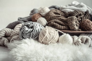 Örgü için rahat bir iplik çeşitliliği ile natürmort.