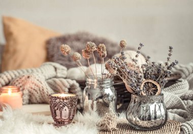 Rahat bir evde Sonbahar natürmort ev dekorasyonu.