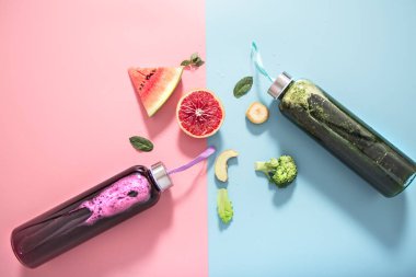 Renkli arka planda doğal içecekler ile Cam şişeler