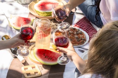 Yiyecek ve içecekler ile doğada arkadaşlar la yaz piknik.