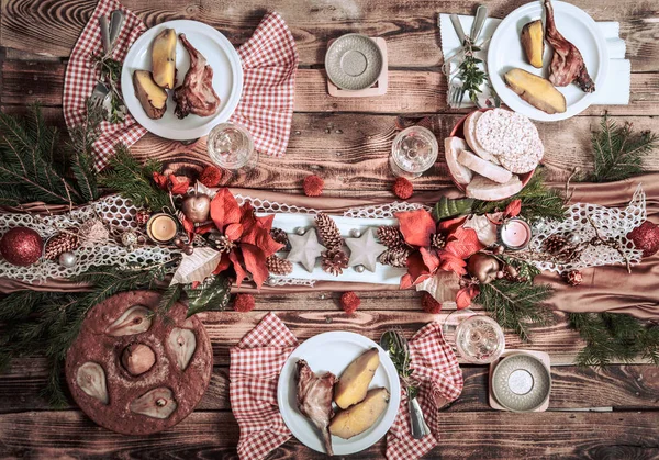 Flat-lay de amigos manos comiendo y bebiendo juntos. Vista superior — Foto de Stock