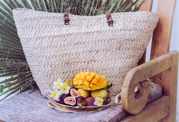 En tallrik med diverse frukter, skivade mango. — Stockfoto