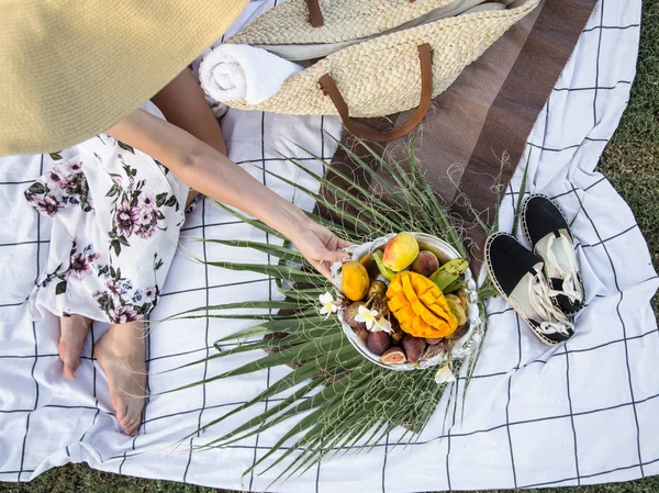 Yaz pikniği, meyve tabak ile kız