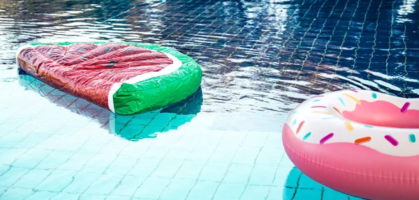 Acessórios infláveis para nadar na piscina — Fotografia de Stock