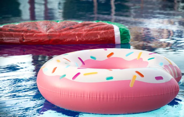 Inflatable accessories for swimming in the pool