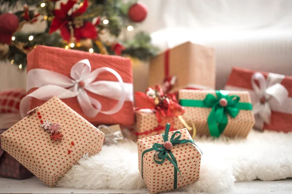 Karácsonyi ajándékokat karácsonyi fények és karácsonyfát l — Stock Fotó