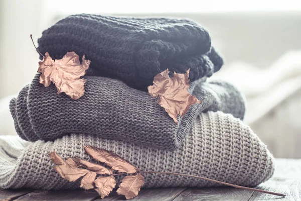 Pila di maglioni a maglia accoglienti in diversi colori . — Foto Stock