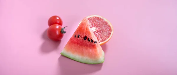 Frutas e legumes diferentes em um fundo colorido . — Fotografia de Stock