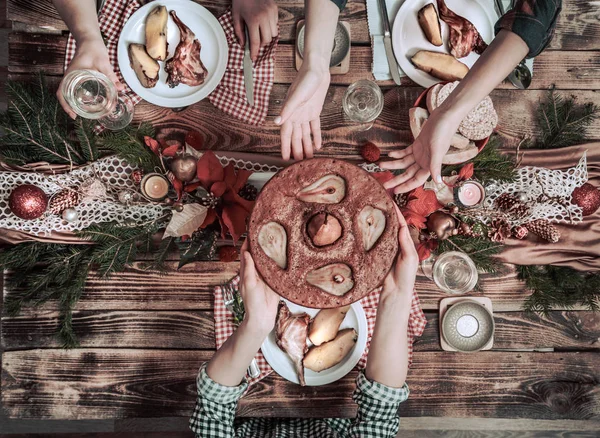 Flat-lay de amigos manos comiendo y bebiendo juntos. Vista superior de la gente teniendo fiesta, reuniéndose, celebrando juntos en la mesa rústica de madera — Foto de Stock