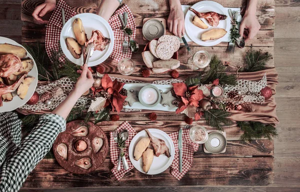 Arkadaşların elleri birlikte yiyip içiyor. Ahşap rustik masada birlikte parti yapan, toplayan, kutlayan insanların üst görünümü — Stok fotoğraf