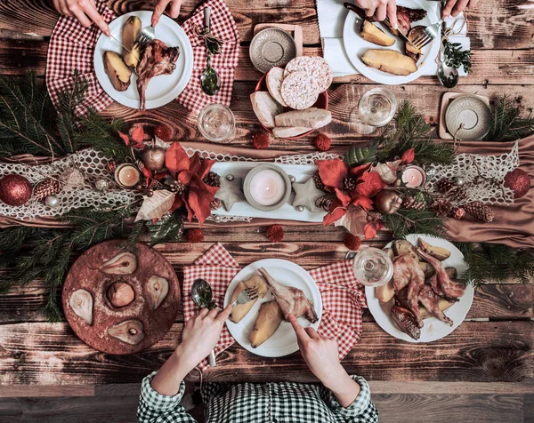 Flat-lay de amigos manos comiendo y bebiendo juntos. Vista superior de la gente teniendo fiesta, reuniéndose, celebrando juntos en la mesa rústica de madera — Foto de Stock