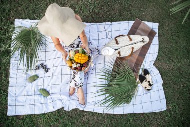 Yaz pikniği, meyve tabak ile kız