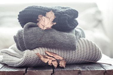 farklı renklerde rahat örme kazak yığını.