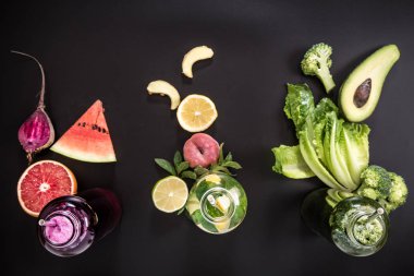 siyah bir arka plan üzerinde doğal smoothie içecek. Düz yatıyordu. Üstte görüntü.