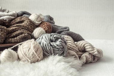 Örgü için rahat bir iplik çeşitliliği ile natürmort.