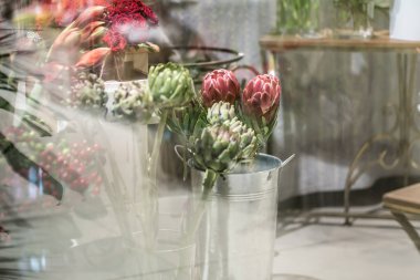 Egzotik çiçekler kırmızı Amaryllis, enginar ve Protea çiçekçi çiçekçi vardır
