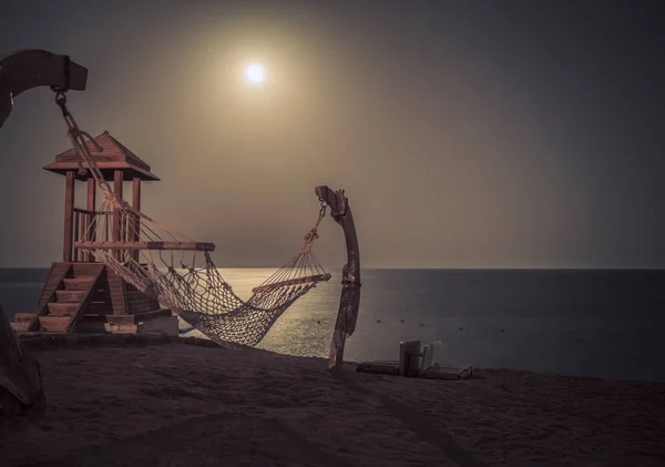 Schöner Nachtstrand mit Hängematte in Ägypten . — Stockfoto