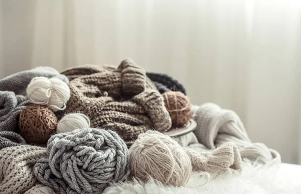 Natureza morta com uma variedade aconchegante de fios para tricotar . — Fotografia de Stock