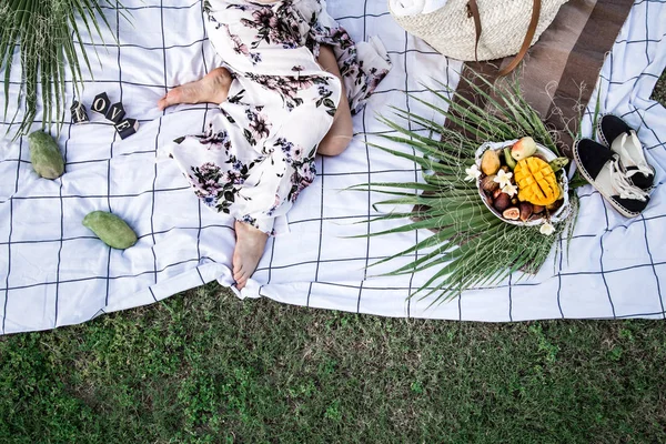 Piquenique de verão, menina com um prato de frutas — Fotografia de Stock