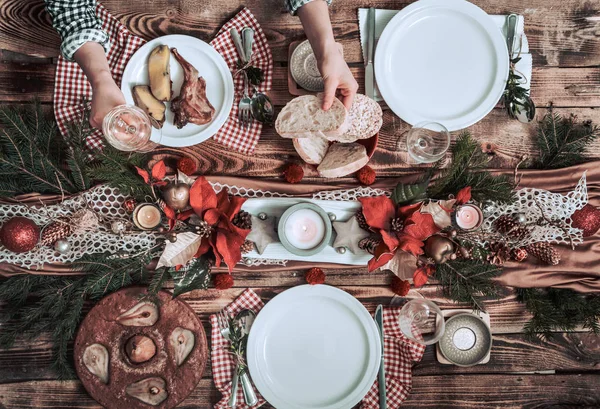 Flat-lay de amigos manos comiendo y bebiendo juntos. Vista superior — Foto de Stock