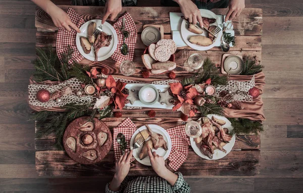 Flat-lay de amigos manos comiendo y bebiendo juntos. Vista superior — Foto de Stock