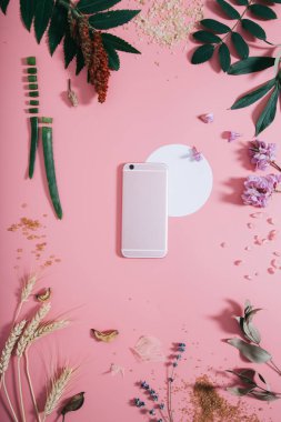 Pembe backgro üzerinde çiçekler beyaz daire şeklinde telefonun arka