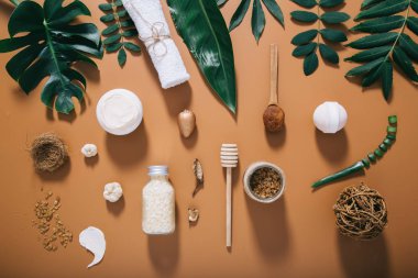 Tasarımda kullanmak için kahverengi arka plan üzerinde güzel spa kompozisyonu