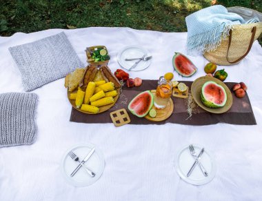 yeşil çimenlerin üzerinde beyaz bir battaniye. Piknik kavramı.