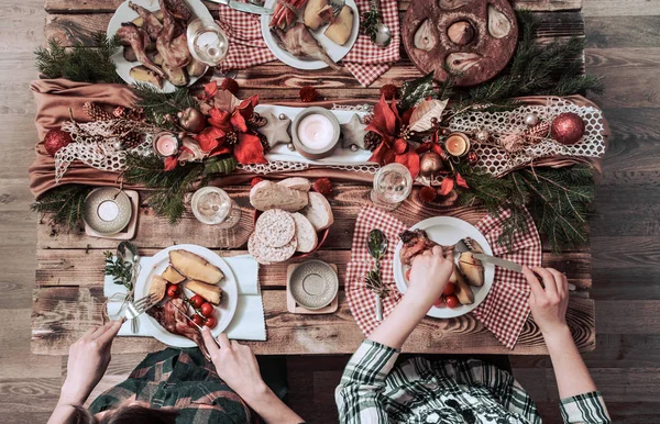 Arkadaşları birlikte yeme ve içme elleri düz-Lay. Üst görünüm