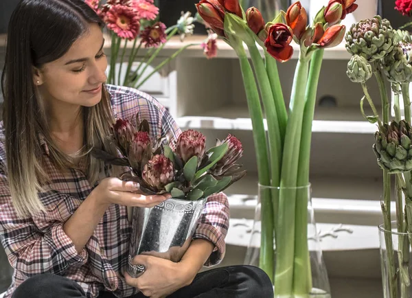 Young girl holding flowers artichoke and Amaryllis in flower sho — Stock Photo, Image