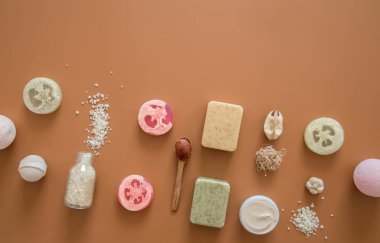 Renkli bir arka plan üzerinde vücut bakım öğeleri ile Spa kompozisyonu