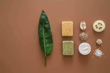 Renkli bir arka plan üzerinde vücut bakım öğeleri ile Spa kompozisyonu