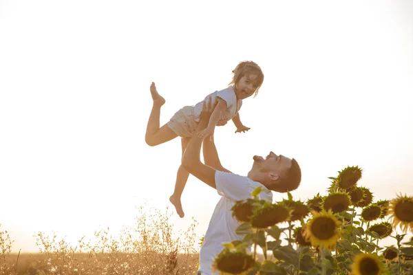 Familia feliz, padre e hija jugando en el campo — Foto de Stock