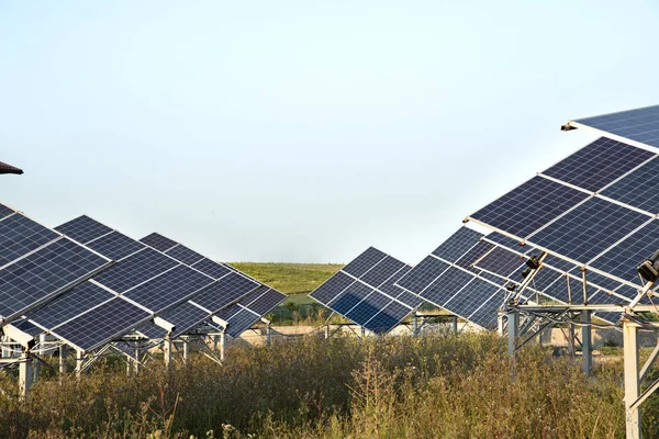 Photovoltaik in Solarkraftwerken Energie aus natürlichen Quellen. — Stockfoto