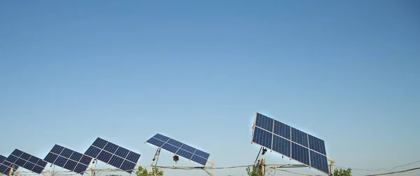 Photovoltaik in Solarkraftwerken Energie aus natürlichen Quellen. — Stockfoto