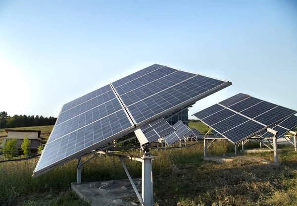 Photovoltaik in Solarkraftwerken Energie aus natürlichen Quellen. — Stockfoto