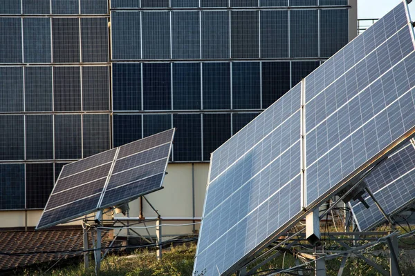 Doğal güneş enerjisi istasyonu enerji fotovoltaik. — Stok fotoğraf
