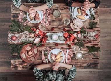 Arkadaşları birlikte yeme ve içme elleri düz-Lay. Üst görünüm