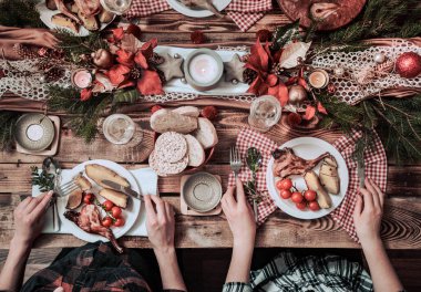 Arkadaşları birlikte yeme ve içme elleri düz-Lay. Üst görünüm