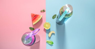 Renkli arka planda doğal içecekler ile Cam şişeler