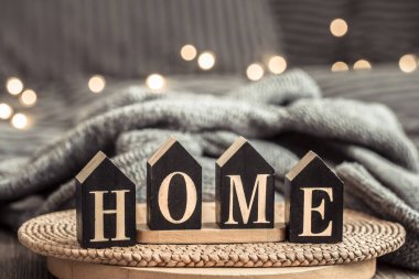 Yazıt ev ile ahşap harflerle rahat arka plan.