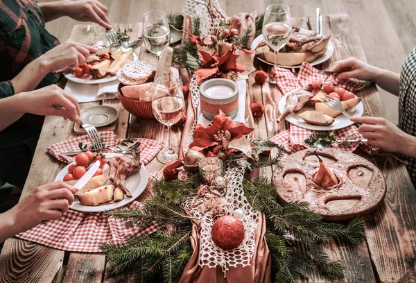 Flat-Lay av vänner händer att äta och dricka tillsammans. Uppifrån och — Stockfoto