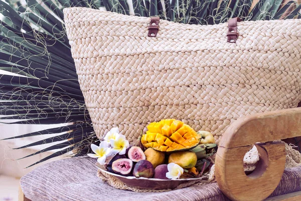 Um prato de frutas variadas, manga fatiada . — Fotografia de Stock