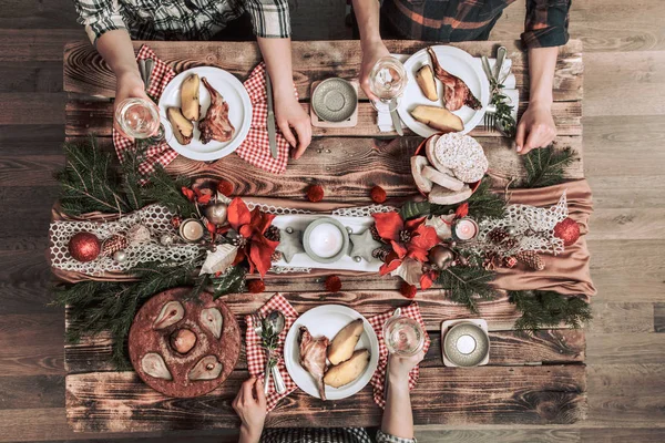 Flat-lay de amigos manos comiendo y bebiendo juntos. Vista superior — Foto de Stock