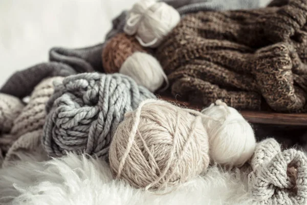 Natureza morta com uma variedade aconchegante de fios para tricotar . — Fotografia de Stock