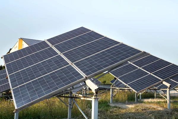 Photovoltaik in Solarkraftwerken Energie aus natürlichen Quellen. — Stockfoto