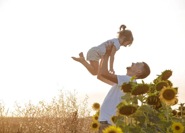 Familia feliz, padre e hija jugando en el campo — Foto de Stock